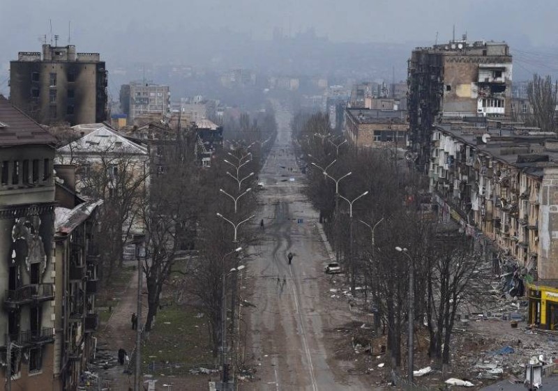 جانب من الدمار الذي لحق بمدينة ماريوبول جنوب شرقي أوكرانيا والتي تطالب موسكو كييف بتسليمها
