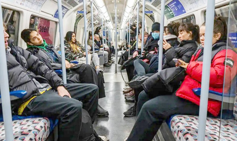 



ركاب مترو لندن بلا كمامات.. بعد إطلاق استراتيجية «التعايش مع الفايروس». (وكالات)