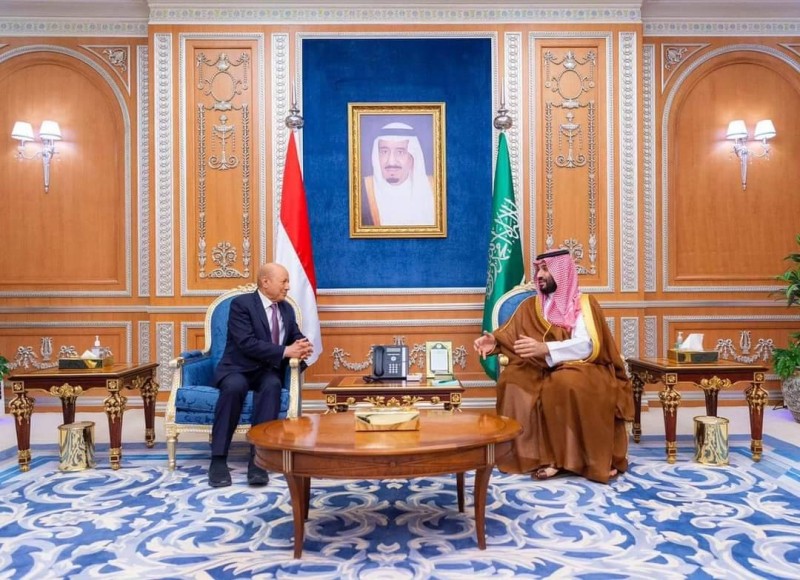 ولي العهد الأمير محمد بن سلمان مع رئيس المجلس الرئاسي اليمني