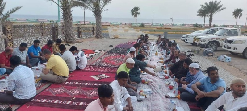 إحدى موائد الإفطار التي تنفذها جمعية الدعوة والإرشاد بمساجد محافظة الوجه.
