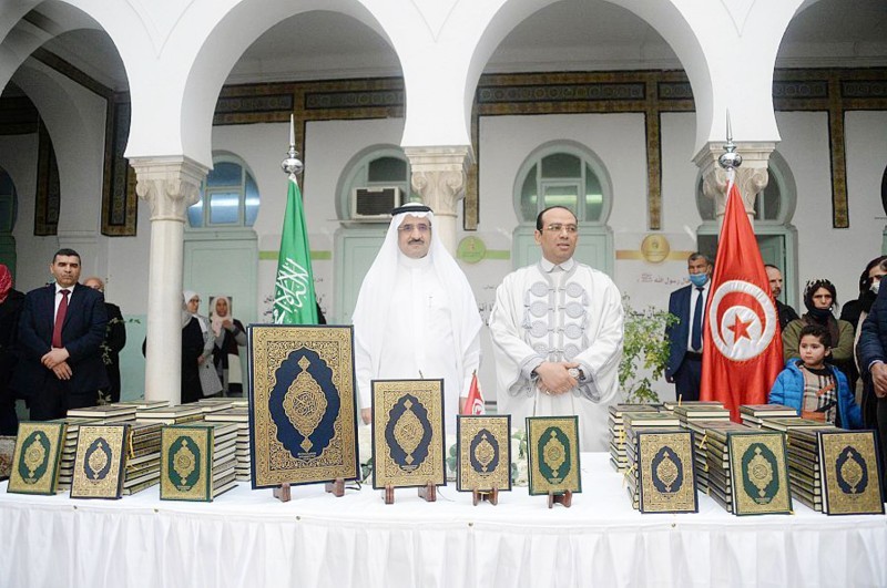 



السفير السعودي والوزير التونسي أثناء مراسيم استلام هدية خادم الحرمين الشريفين. (واس)