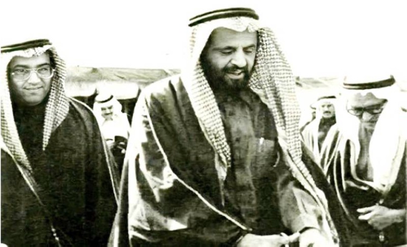



طيبة والدكتور غازي القصيبي خلال افتتاح الأمير عبدالمحسن بن جلوي محطة كهرباء غزلان عام 1980م.