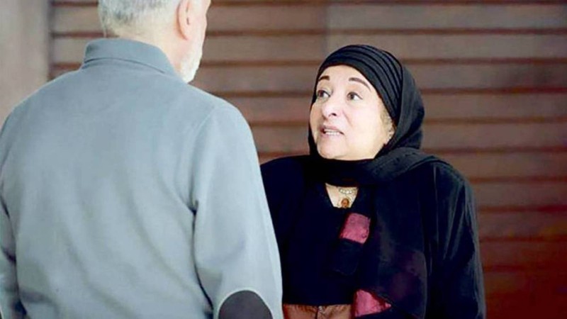 



الفنانة سميرة عبدالعزيز أثناء المسلسل وفي عنقها القلادة.