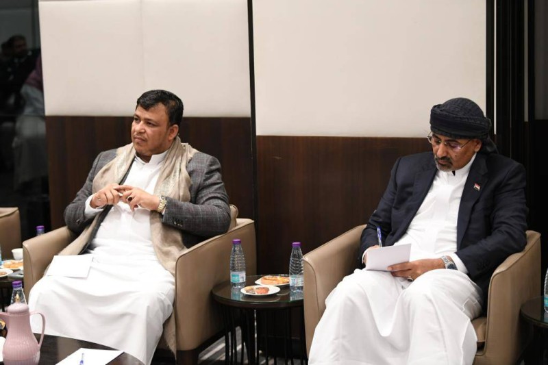 نائبا المجلس الزبيدي والعليمي يتلقيان الإعلاميين في الرياض أمس.