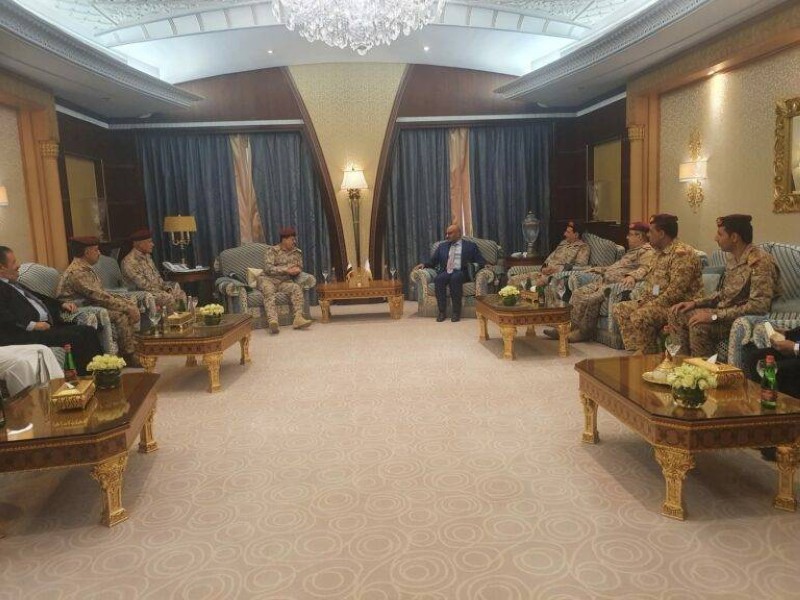 طارق صالح مع وزير الدفاع اليمني.
