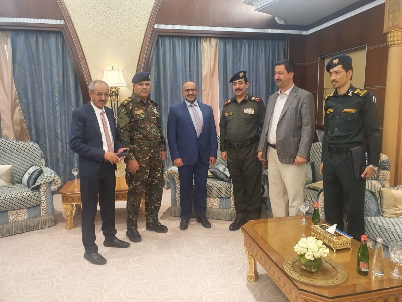 طارق صالح مع وزير الداخلية اليمني.