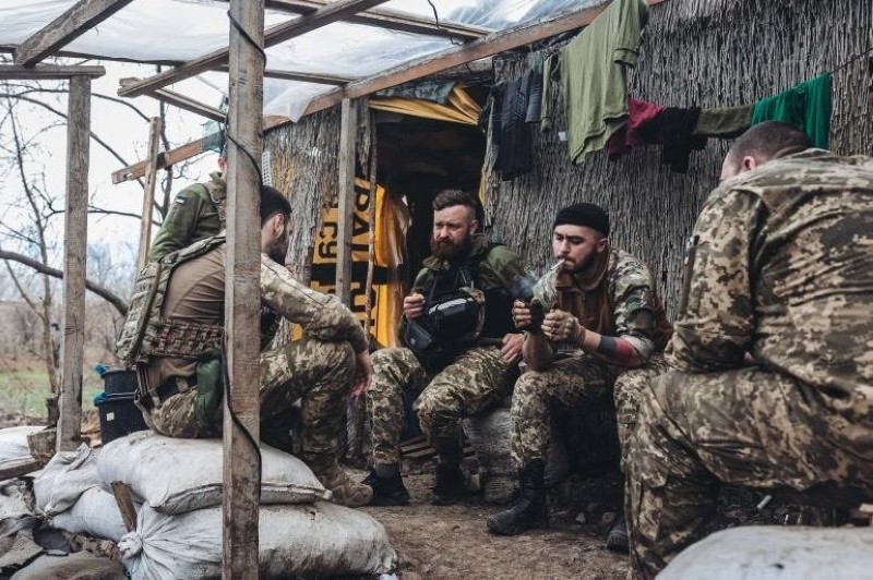 جنود أوكرانيون على إحدى جبهات القتال في دونباس شرقي أوكرانيا