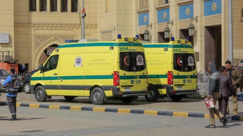 سيارات إسعاف أمام مستشفى اسوان العام في مصر