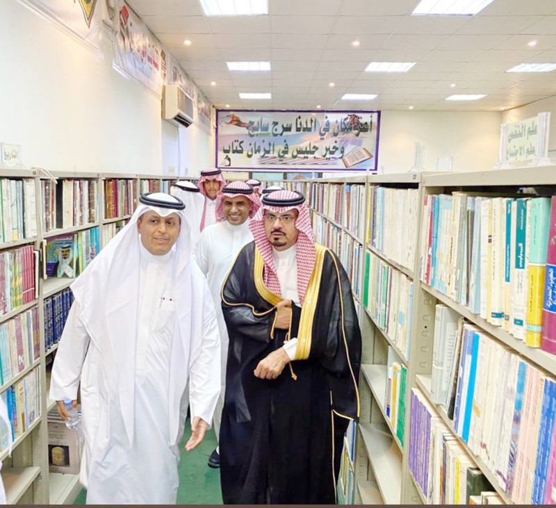 وكيل محافظة الطائف ناصر السبيعي ورئيس «أدبي الطائف» عطا الله الجعيد يتجولان في مكتبة النادي.