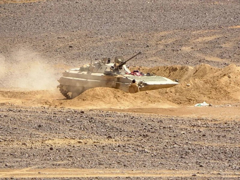 آليات الجيش اليمني في متارسها في إطار الدفاع عن النفس إلتزاماً بالهدنة الاممية