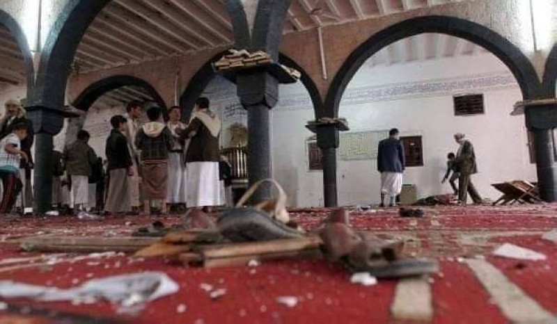 مليشيا الحوثي تعتدي على مصلين في مسجد الإيمان بحي نقم.