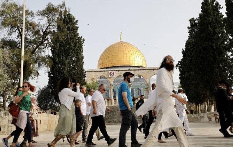 أفواج من المستوطنين اقتحمت الحرم القدسي بحراسة من قوات الاحتلال