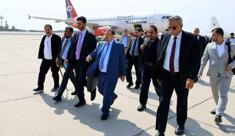رئيس البرلمان اليمني وأعضاء مجلسه صالة مطار عدن الدولي.