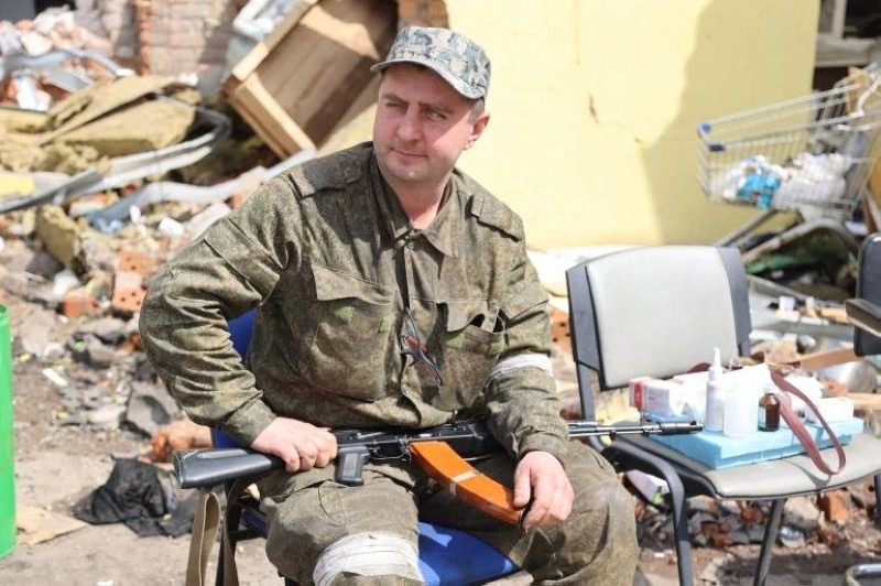 جندي أوكراني بجوار حطام مبنى في ماريوبول.