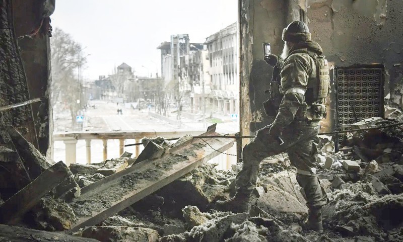 



جندي شيشاني موالٍ لروسيا يوثق بهاتفه آثار الدمار في ماريوبول.