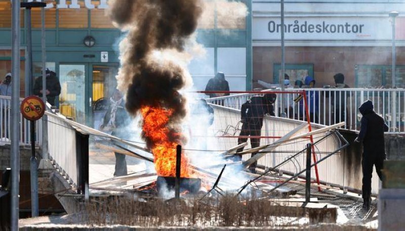 مظاهرات احتجاجية تنديداً بحرق المصحف الشريف من قبل متطرف سويدي.