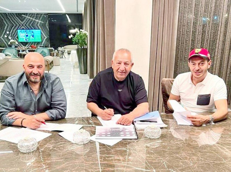 



مصطفى شعبان والمخرج مجدي الهواري أثناء توقيع العقد.