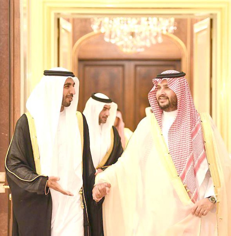 



الأمير تركي بن محمد يستقبل الشيخ شخبوط آل نهيان. (واس)