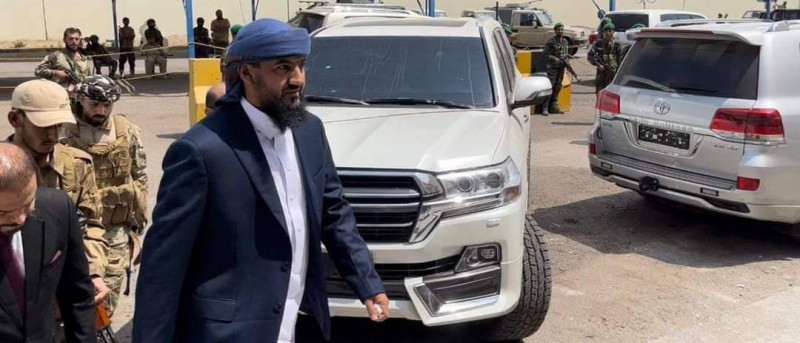 عضو مجلس القيادة أبو زرعة المحرمي يصل إلى مقر أداء اليميين الدستورية.