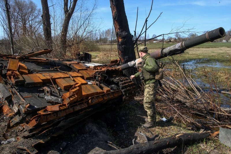 آلية روسية مدمرة في مدينة كييف الأوكرانية.