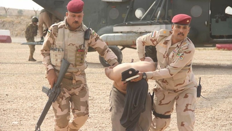 القوات العراقية اثناء القبض على عناصر من داعش الإرهابي (إرشيف)