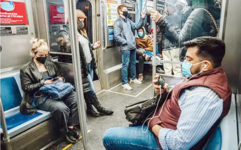 



كثيرون في أمريكا يرفضون التخلي عن الكمامة بعد إلغاء إلزامية ارتدائها في القطارات. (وكالات)