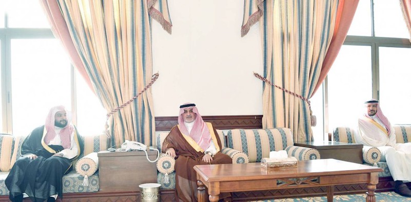 



 الأمير فهد بن سلطان مستقبلاً في منزله بالوجه أهالي ومديري الإدارات الحكومية بالمحافظة. (واس)