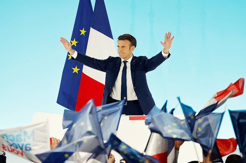 



الرئيس الفرنسي يلوح لأنصاره عقب الإعلان عن فوزه.