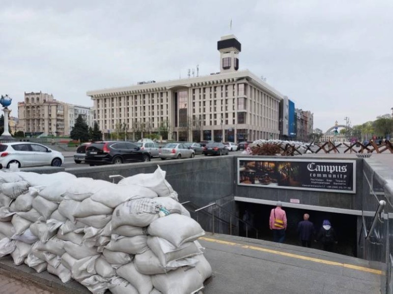 أكياس الرمل أمام ممر تحت الأرض في ميدان الاستقلال وسط كييف