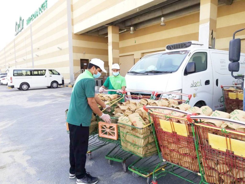 



جانب من استعداد «لولو» لإيصال زكاة الفطر.