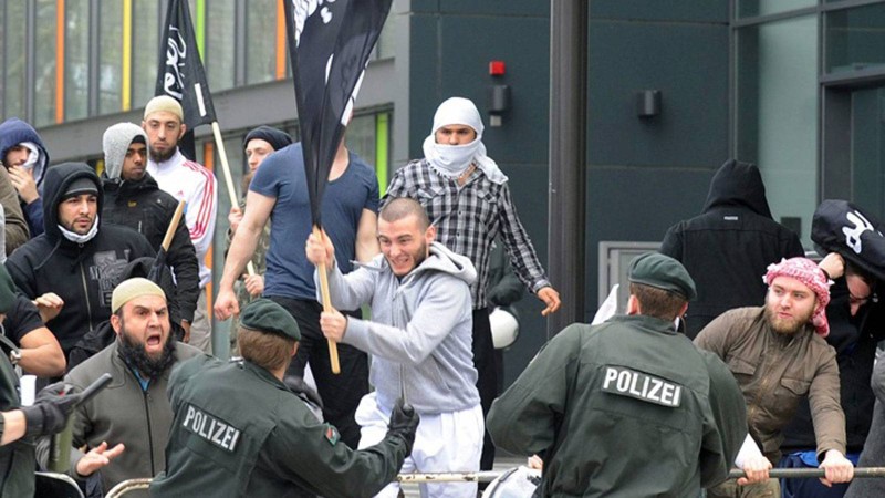 قوات الشرطة الألمانية تتصدى لفوضى الإخوان إرشيف