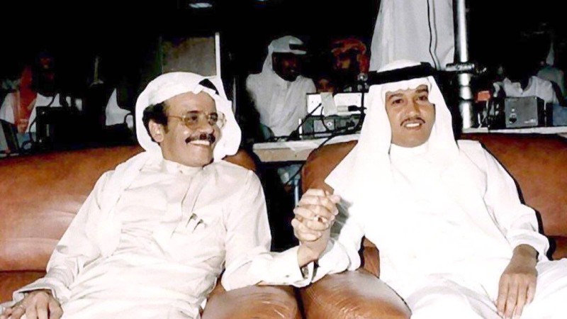طلال مداح ومحمد عبده في لقطة سابقة. 