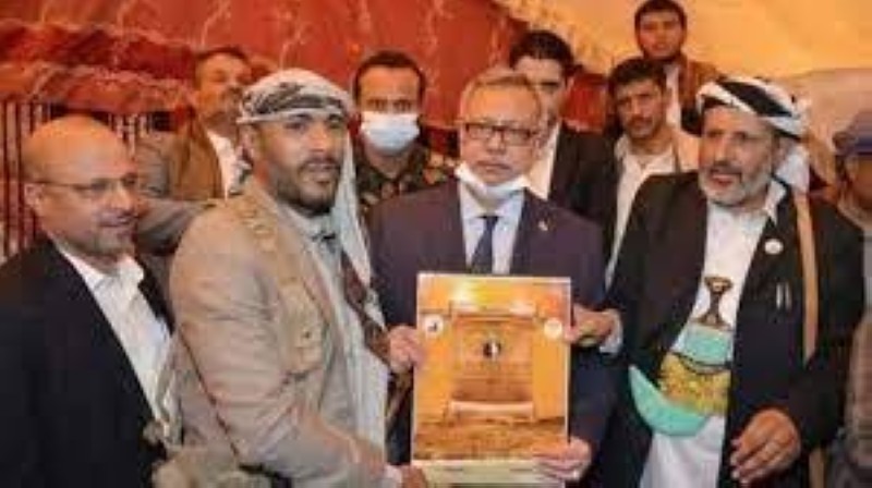 تكريم الحوثي لقيادات من القاعدة