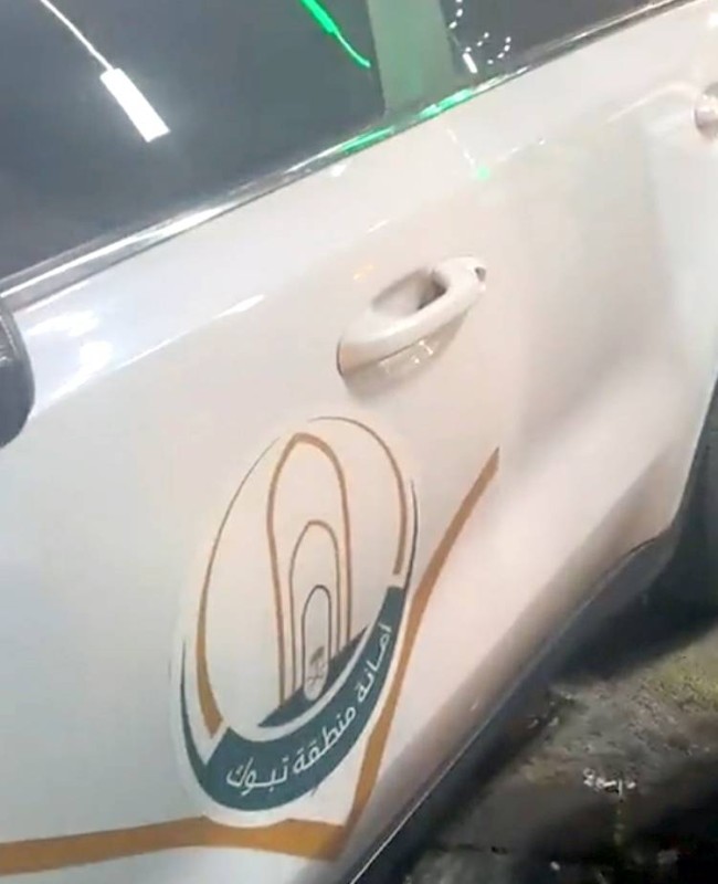 



سيارة أمانة منطقة تبوك خلال جولتها الرقابية.