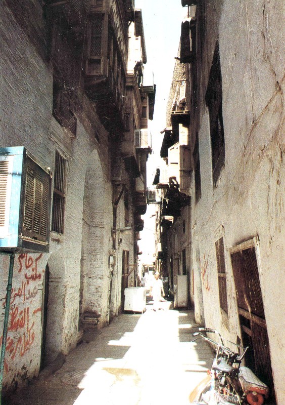 



	 شارع في حي شعبي قديم بالمدينة.