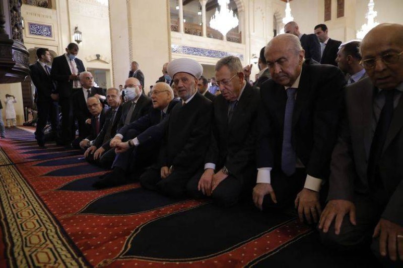 رئيس الوزراء نجيب ميقاتي ورؤساء حكومات سابقون وشخصيات سياسية يؤدون صلاة العيد.