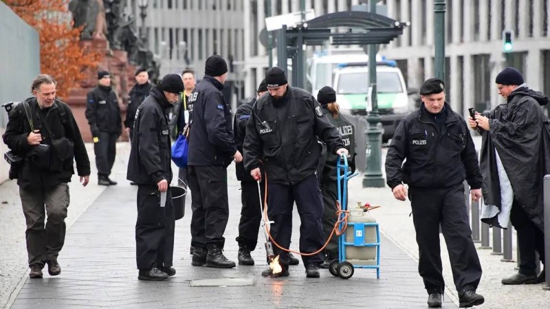 عناصر من الشرطة الألمانية أثناء التحقيقات.