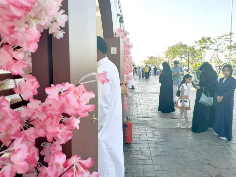 ميادين وطرقات محافظة الطائف تزينت بمجسمات الورد. (عكاظ)