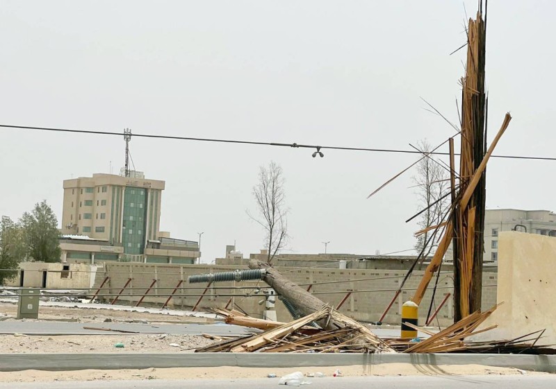 آثار العاصفة القوية التي هبت على محافظة الأحساء. (تصوير: المحرر)