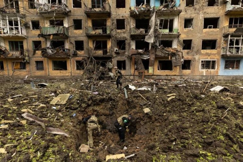 



عسكريون أوكرانيون يتفقدون موقع هجوم صاروخي روسي أمام مبنى سكني تعرض لغارات روسية.