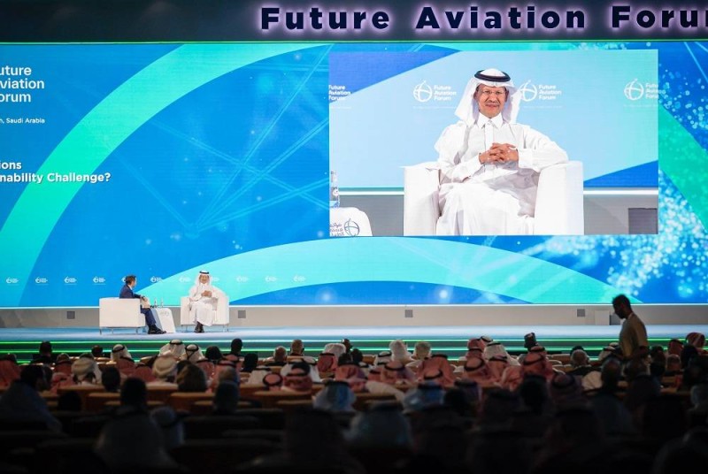 وزير الطاقة خلال مشاركته في جلسة حوارية ضمن مؤتمر مستقبل الطيران