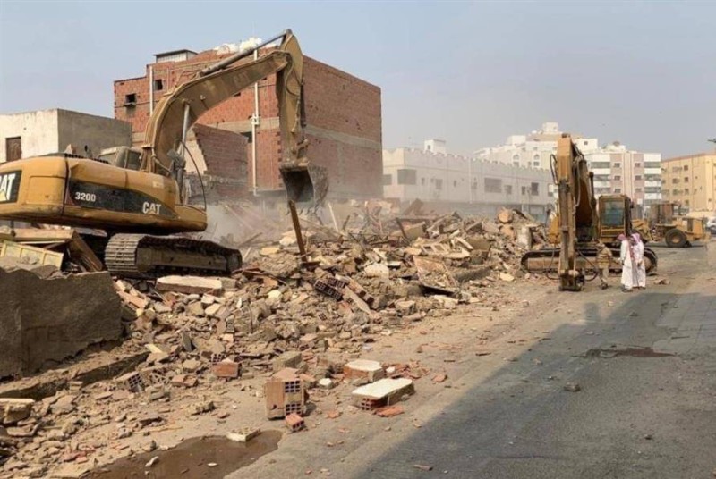 عملية إزالة لأحد الأحياء العشوائية في جدة
