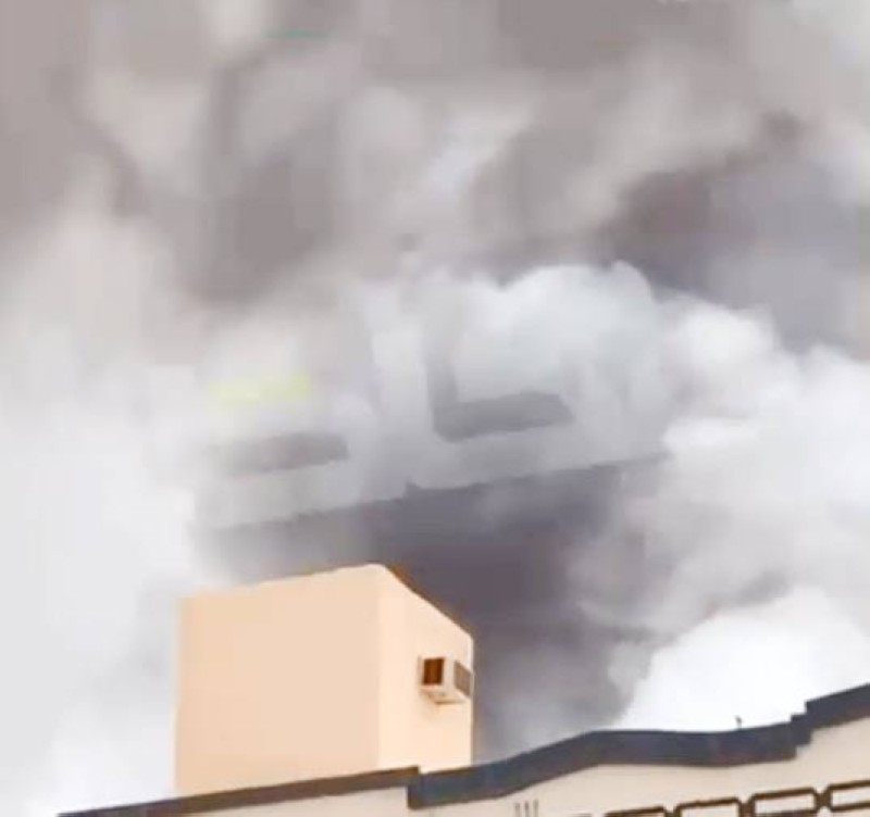 



اندلاع الحريق في سطح المبنى.