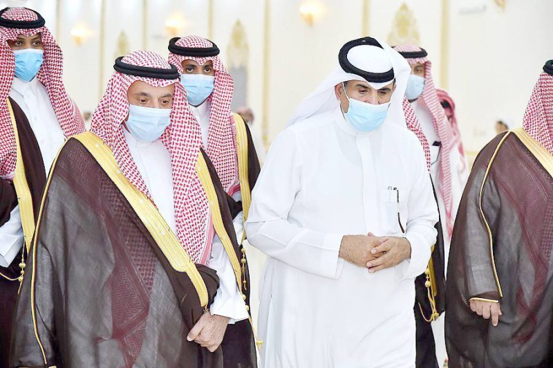 



الأمير جلوي بن عبدالعزيز مقدما واجب العزاء.(واس)