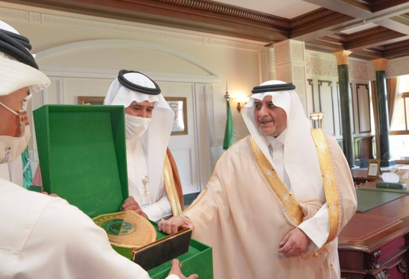 



    الأمير فهد بن سلطان بستقبل رئيس وإداريي ولاعبي ناديي الصقور والخالدي.