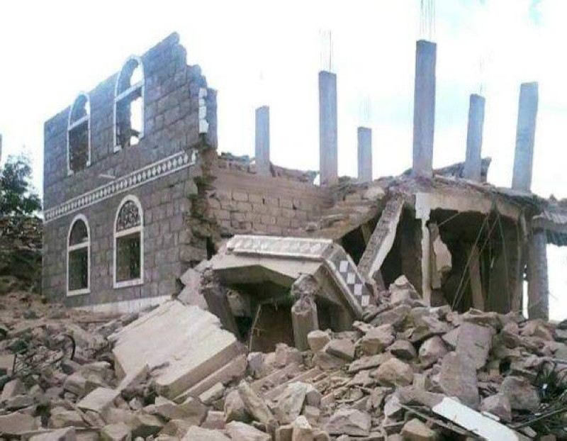 منازل يمنية فجرتها المليشيا بالمفخخات.