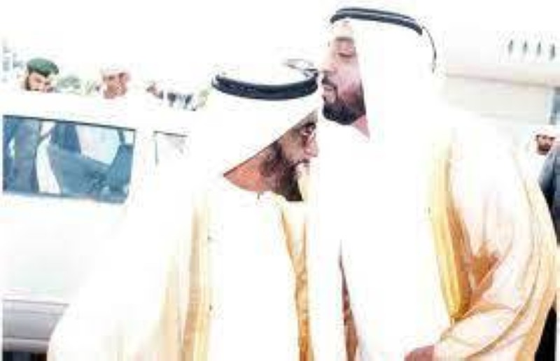 الشيخ خليفة يقبل رأس الوالد الشيخ زايد.