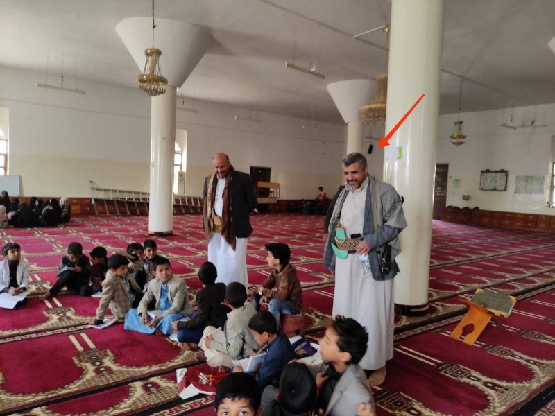 حاجب يشرف على عملية تجنيد الاطفال من احد المراكز الصيفية بمساجد في ذمار
