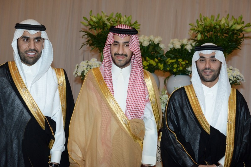 الأمير سلطان بن تركي بن محمد متوسطا العريس ونواف المقيرن.
