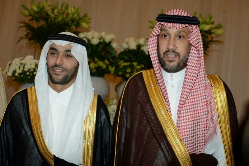 الأمير فهد بن خالد مهنئاً العريس.